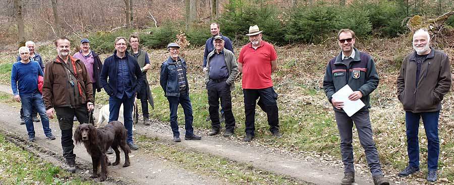 Teilnehmer beim Waldbegag im Booser Wald